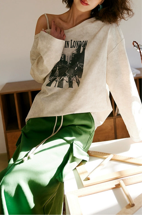 Printed Off Shoulder T-Shirt / プリントオフショルダーTシャツ