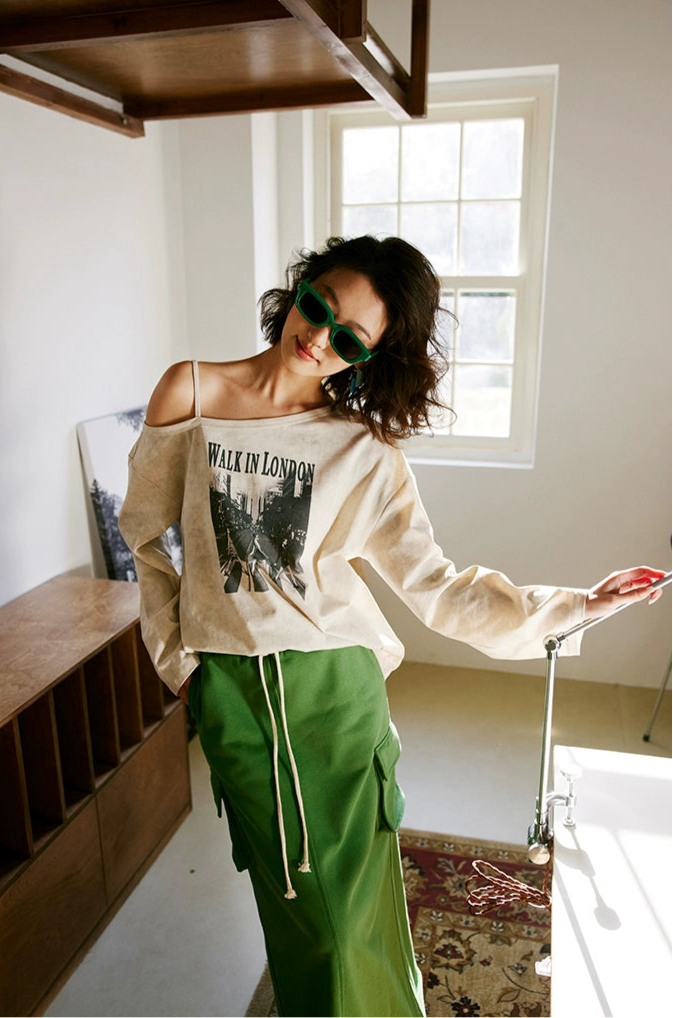 Printed Off Shoulder T-Shirt / プリントオフショルダーTシャツ