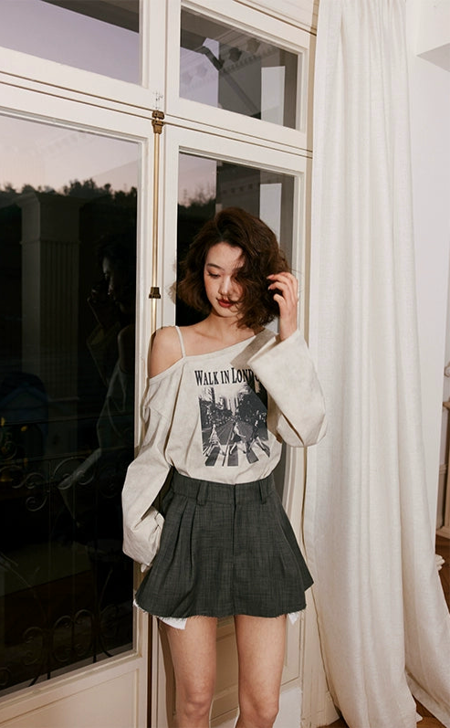 Printed Off Shoulder T-Shirt / プリントオフショルダーTシャツ