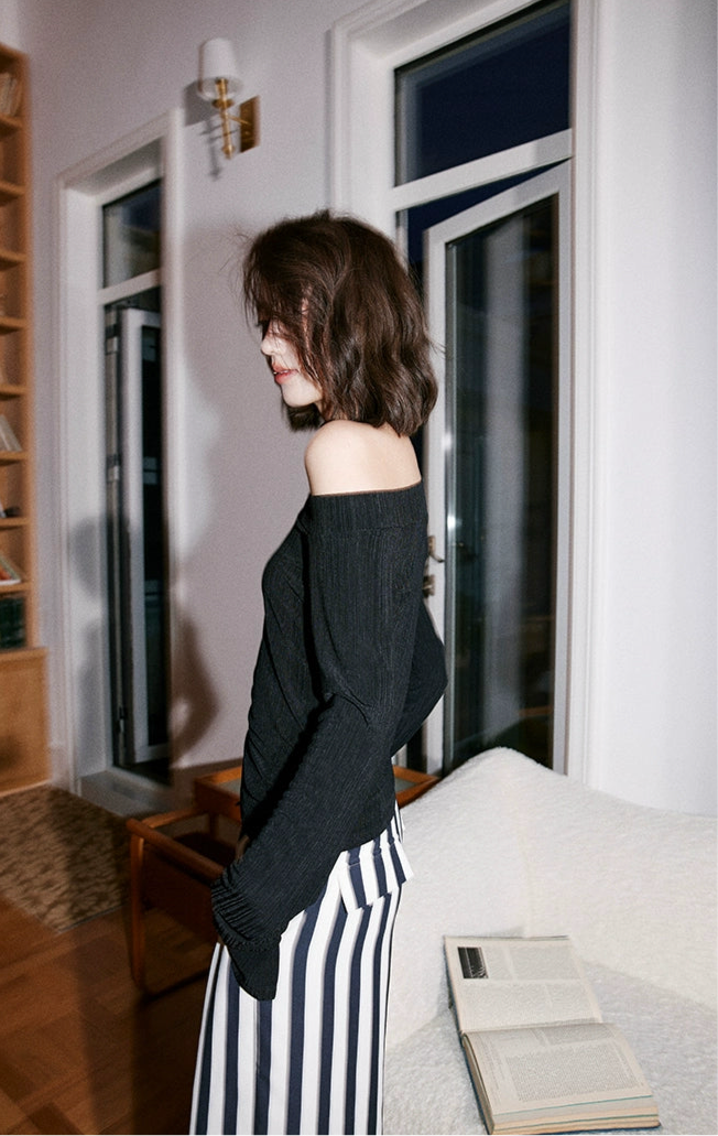 Slim Off-Shoulder Rib Knit Top / スリムオフショルダーリブニット