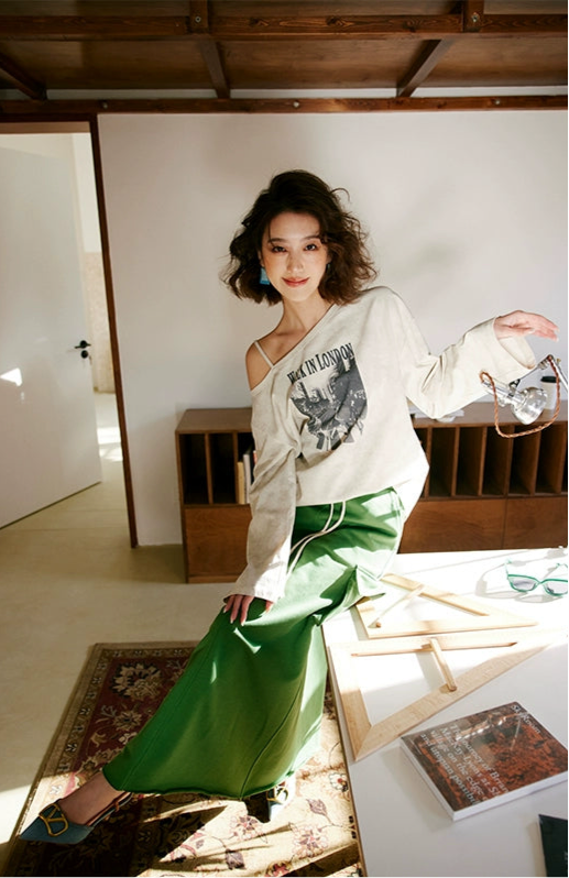 Printed Off Shoulder T-Shirt / プリントオフショルダーTシャツ